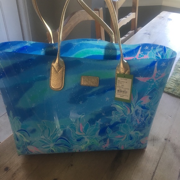 Lilly Pulitzer Handbags - Lilly Pulitzer Breezy Pool Tote